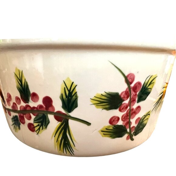 Wendover Lane Double-Handled Lidded Stoneware Baking Dish Holly 8" x 4" - Picture 5 of 16